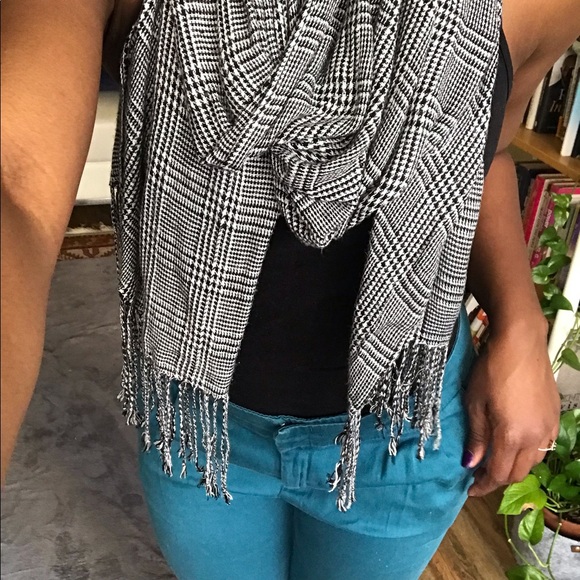Black and white patterned scarf - Picture 2 of 5